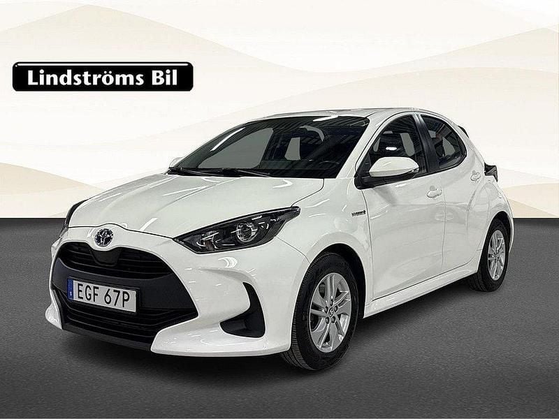 Vit Begagnad 2021 Toyota Yaris Hybrid Active Halvkombi | 214 900 kr (Marknadspris) - Bild 1/3