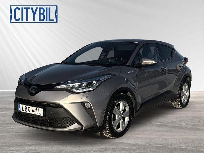 Grå Begagnad 2021 Toyota C-HR Edition SUV | 239 700 kr (Marknadspris) - Bild 1/4