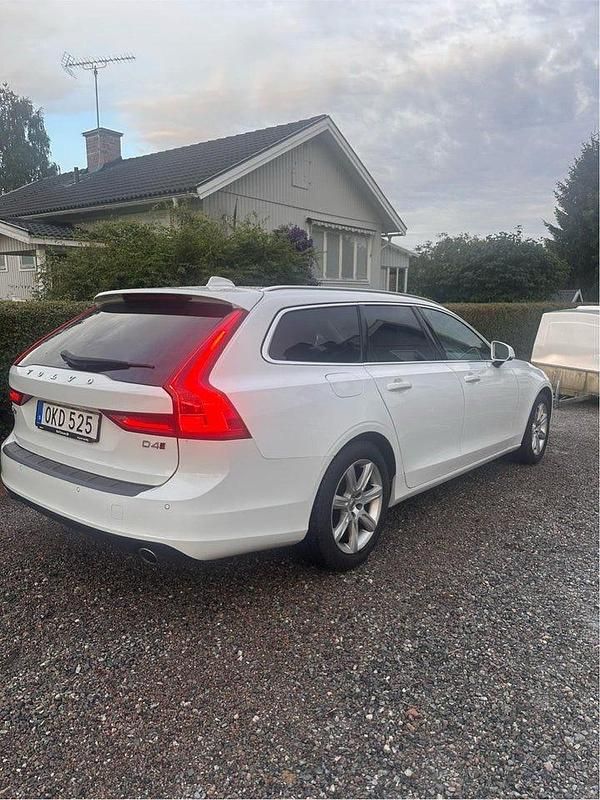 Begagnad Volvo V90 Momentum 190 HK (139 kW) 2017 Vit Kombi