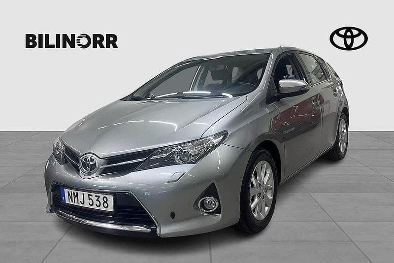 Ljusgrå Begagnad 2012 Toyota Auris Halvkombi | 139 400 kr (Marknadspris) - Bild 1/4