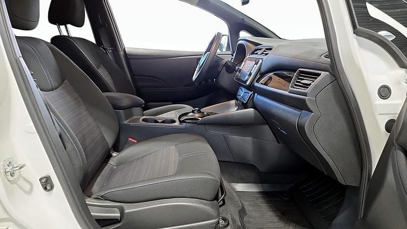 Begagnad Nissan Leaf N-Connecta 108 kW (147 HK) 2023 Vit Halvkombi