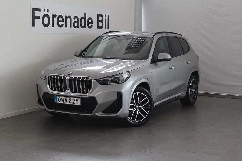 Grå Begagnad 2025 BMW X1 M Sport SUV | 429 000 kr (Marknadspris) - Bild 1/4
