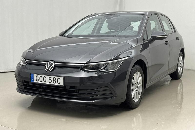 Grå Begagnad 2021 VW Golf VIII | 217 900 kr (Marknadspris) - Bild 1/4