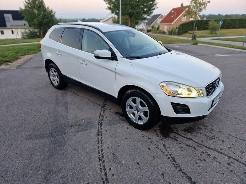 Vit Begagnad 2010 Volvo XC60 Momentum SUV | 69 000 kr (Marknadspris) - Bild 1/4