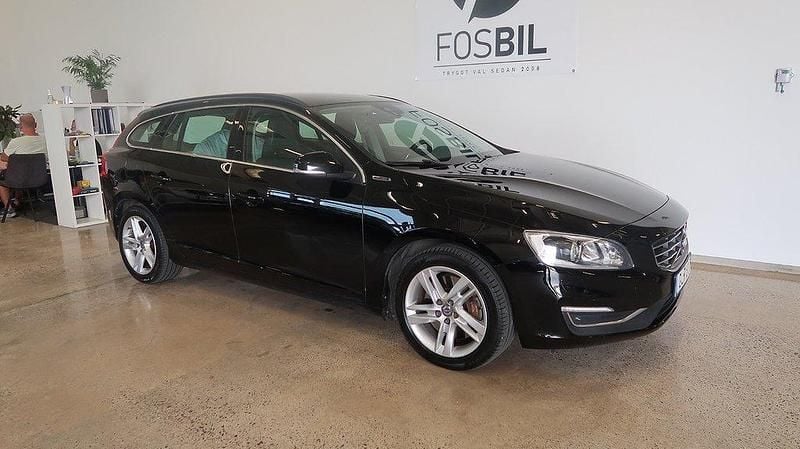 Svart Begagnad 2016 Volvo V60 Kombi | 149 900 kr - Bild 1/3