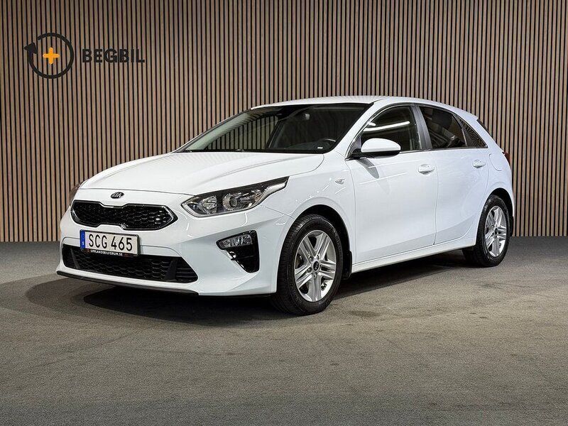 Vit Begagnad 2018 Kia Ceed Halvkombi | 157 900 kr (Lite dyr) - Bild 1/4