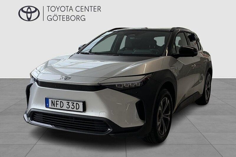 Silver Begagnad 2023 Toyota bZ4X Style SUV | 449 900 kr (Marknadspris) - Bild 1/4