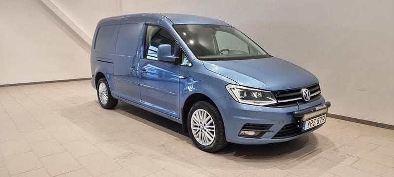 Ljusblå (acapulcoblå metallic) Begagnad 2018 VW Caddy Maxi Minibuss | 179 000 kr (Lite dyr) - Bild 1/4