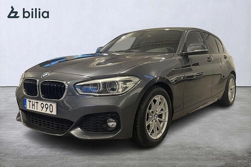Grå Begagnad 2018 BMW 120 M Sport Halvkombi | 209 900 kr (Marknadspris) - Bild 1/4