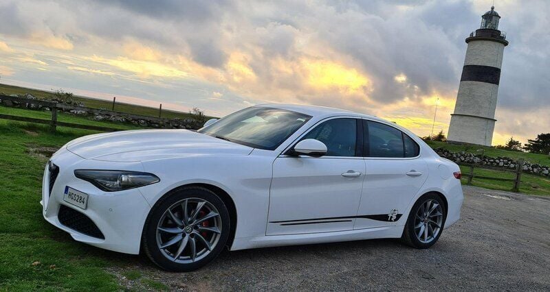 Vit Begagnad 2017 Alfa Romeo Giulia Super Sedan | 242 000 kr (Dyr) - Bild 1/4