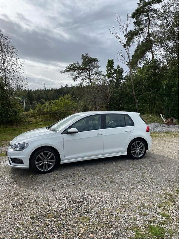 Vit Begagnad 2015 VW Golf VII R-line Halvkombi | 70 000 kr (Superpris) - Bild 1/4