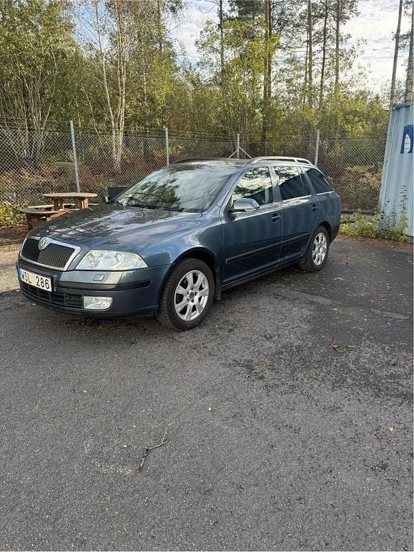 Grå Begagnad 2005 Skoda Octavia Kombi | 27 000 kr (Marknadspris) - Bild 1/4