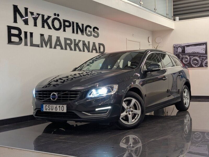 Grå Begagnad 2015 Volvo V60 Momentum Kombi | 94 900 kr (Marknadspris) - Bild 1/4