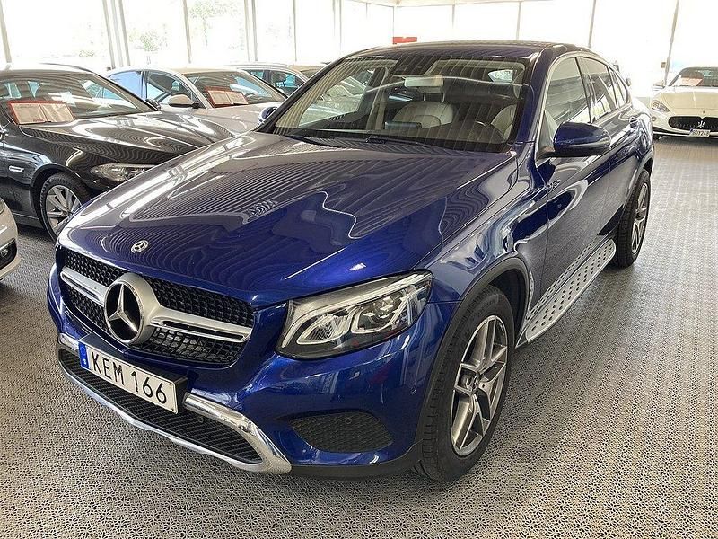 Blå (blå metallic) Begagnad 2018 Mercedes GLC220 Sportkupé | 359 900 kr (Dyr) - Bild 1/4