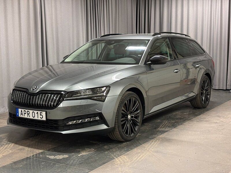 Grå Begagnad 2023 Skoda Superb Business Line Kombi | 379 900 kr (Marknadspris) - Bild 1/4