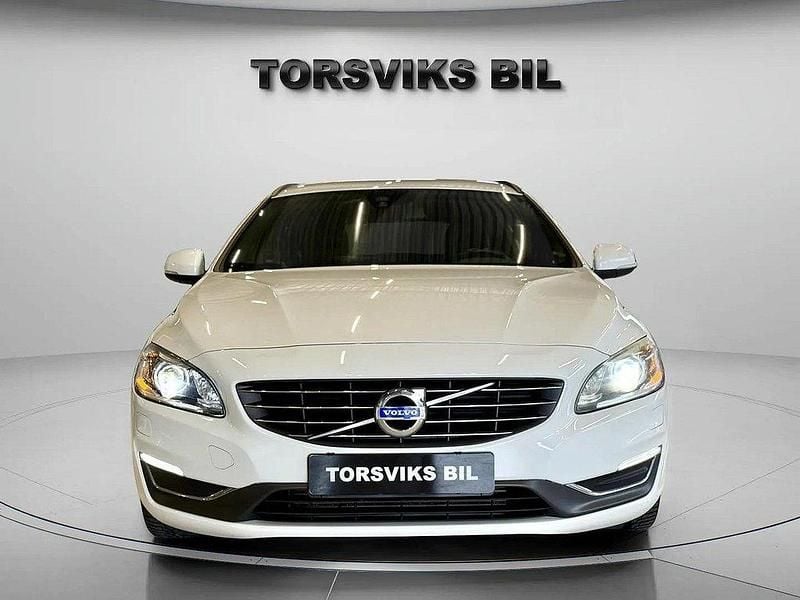 Vit Begagnad 2014 Volvo V60 Momentum Kombi | 109 900 kr (Marknadspris) - Bild 1/4