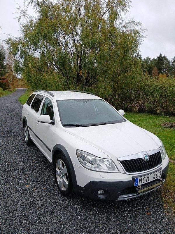 Vit Begagnad 2012 Skoda Octavia Scout Kombi | 42 000 kr (Bra pris) - Bild 1/4