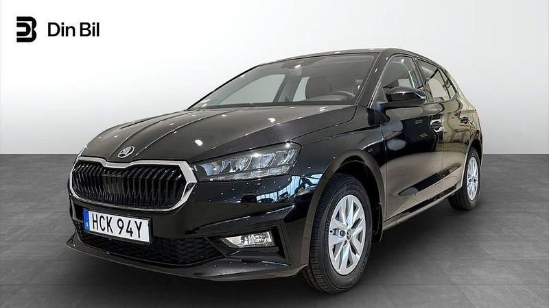 Svart (black magic pärleffekt me) Ny 2025 Skoda Fabia Selection Halvkombi | 249 900 kr (Marknadspris) - Bild 1/4
