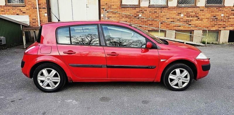 Begagnad Renault Mégane II 98 HK (72 kW) 2002 Mörkröd Halvkombi