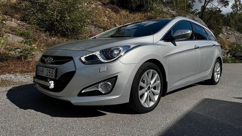 Silver Begagnad 2012 Hyundai i40 Kombi | 116 900 kr (Marknadspris) - Bild 1/4