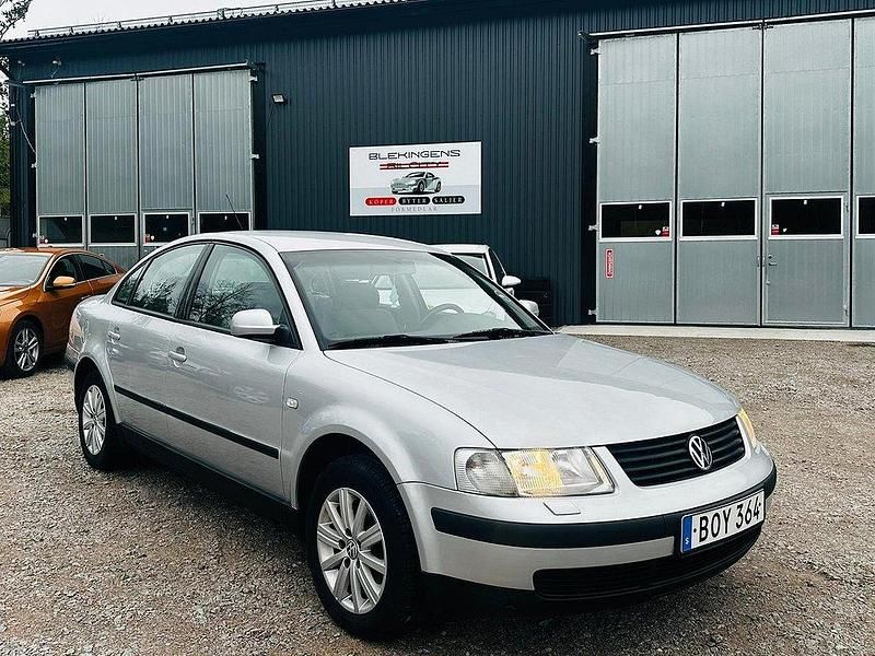 Ljusgrå Begagnad 1998 VW Passat Trendline Sedan | 24 900 kr - Bild 1/4