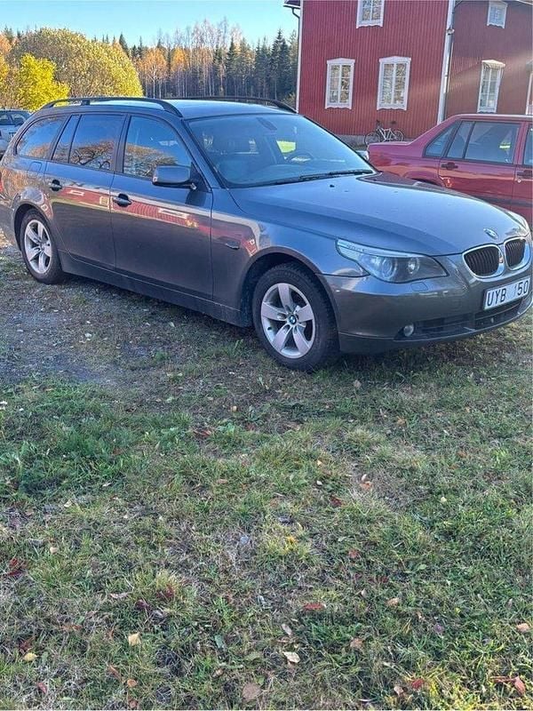 Grå Begagnad 2004 BMW 525 Kombi | 60 000 kr (Dyr) - Bild 1/4