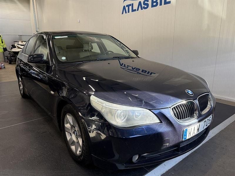 Blå Begagnad 2004 BMW 525 Sedan | 44 900 kr (Superpris) - Bild 1/4