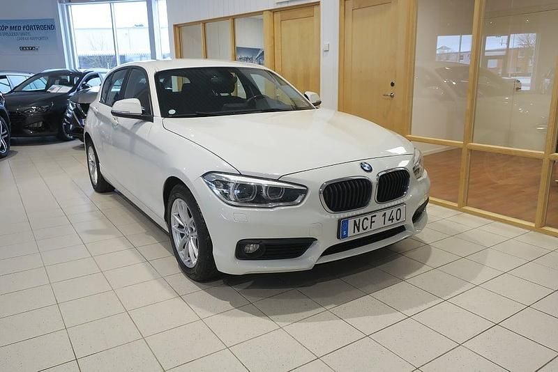 Begagnad BMW 118 Advantage 136 HK (100 kW) 2016 Vit Halvkombi