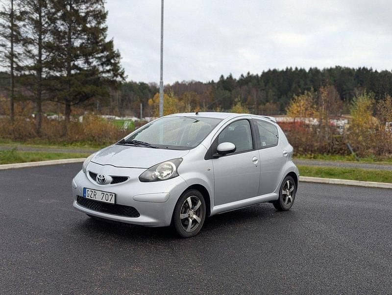 Silver Begagnad 2008 Toyota Aygo Halvkombi | 29 000 kr (Bra pris) - Bild 1/4