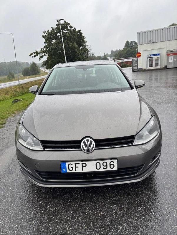 Grå Begagnad 2013 VW Golf VII Halvkombi | 90 000 kr (Marknadspris) - Bild 1/4