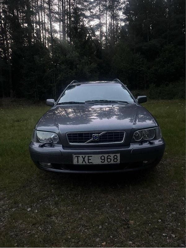 Grå Begagnad 2003 Volvo V40 Kombi | 9 500 kr (Superpris) - Bild 1/4