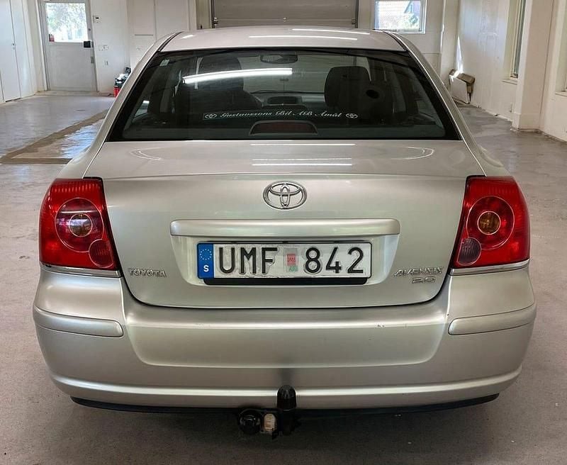 Begagnad Toyota Avensis 147 HK (108 kW) 2003 Silver Sedan