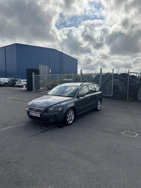 Grå Begagnad 2005 Volvo V50 Kinetic Kombi | 28 000 kr (Dyr) - Bild 1/4
