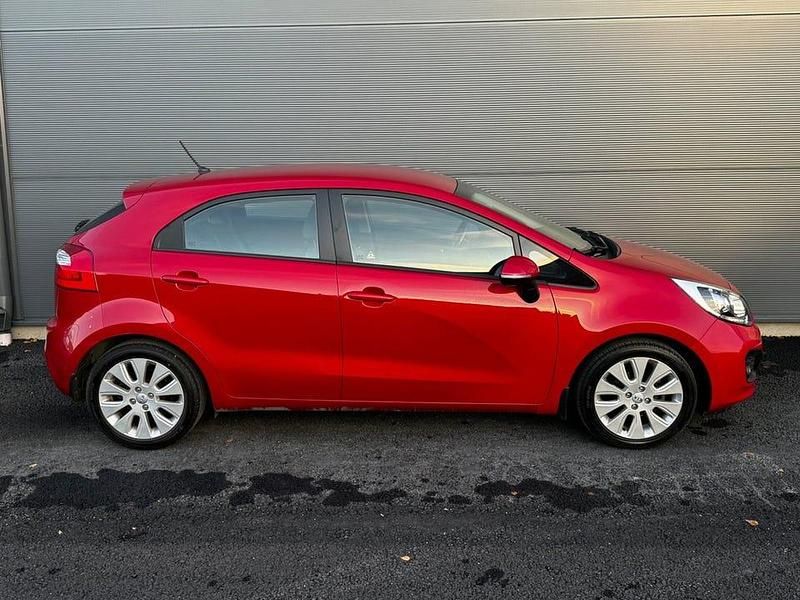 Begagnad Kia Rio 84 HK (61 kW) 2014 Röd Halvkombi
