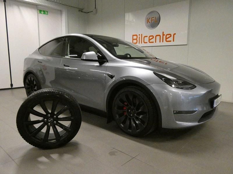 Grå Begagnad 2023 Tesla Model Y Performance SUV | 429 900 kr (Marknadspris) - Bild 1/3