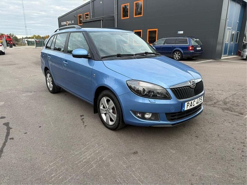 Blå Begagnad 2015 Skoda Fabia Ambiente Halvkombi | 44 900 kr (Marknadspris) - Bild 1/4