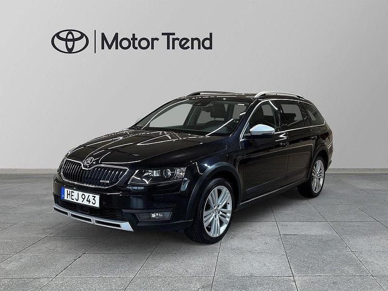 Svart Begagnad 2016 Skoda Octavia Scout Kombi | 135 500 kr (Marknadspris) - Bild 1/4