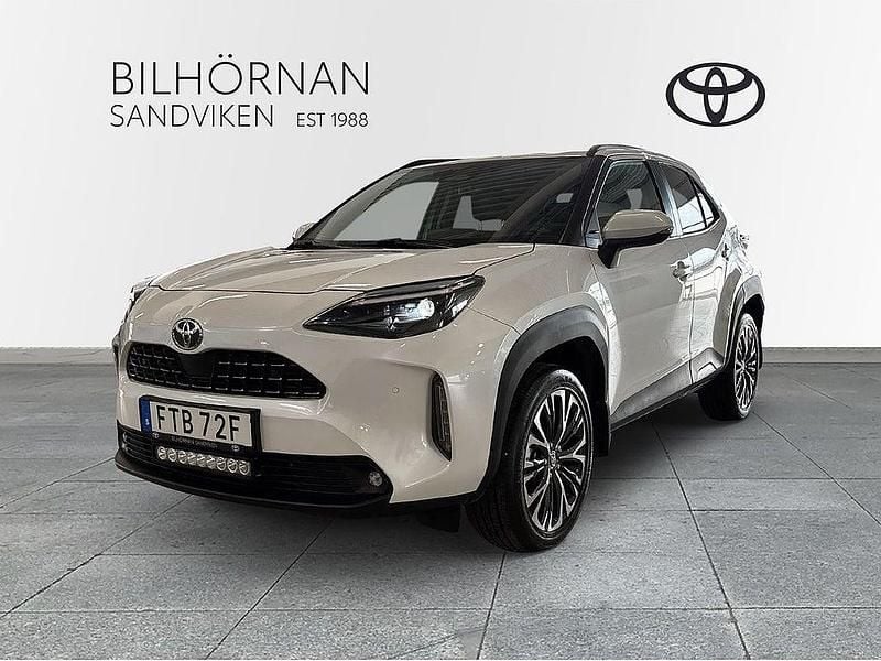 Vit Begagnad 2024 Toyota Yaris Cross Style SUV | 339 900 kr (Marknadspris) - Bild 1/4