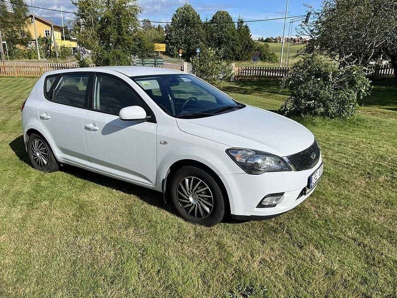 Vit Begagnad 2011 Kia Ceed EX Halvkombi | 49 000 kr (Marknadspris) - Bild 1/4