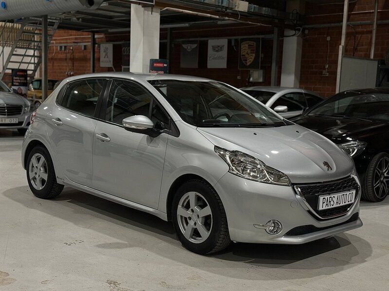 Begagnad Peugeot 208 82 HK (60 kW) 2014 Ljusgrå (grå) Halvkombi