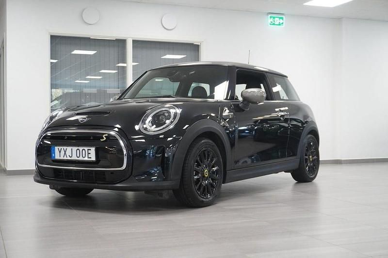 Svart Begagnad 2022 Mini Cooper Essential Halvkombi | 209 800 kr (Marknadspris) - Bild 1/4