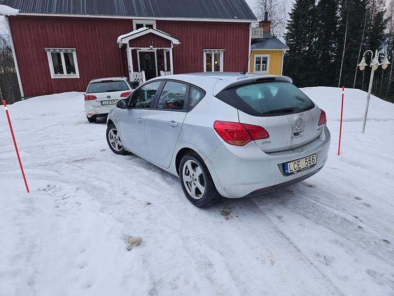 Begagnad Opel Astra 95 HK (69 kW) 2010
