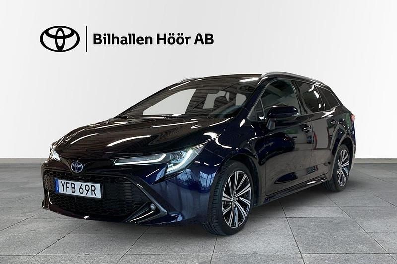Mörkblå (blå) Begagnad 2022 Toyota Corolla Style Kombi | 294 900 kr (Marknadspris) - Bild 1/3