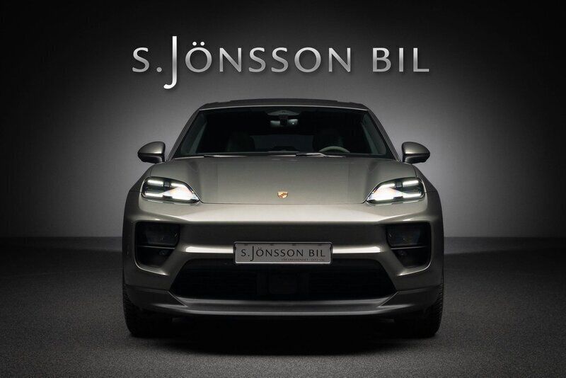 Mörkgrå Ny 2024 Porsche Macan 4 Electric SUV | 995 000 kr (Marknadspris) - Bild 1/4