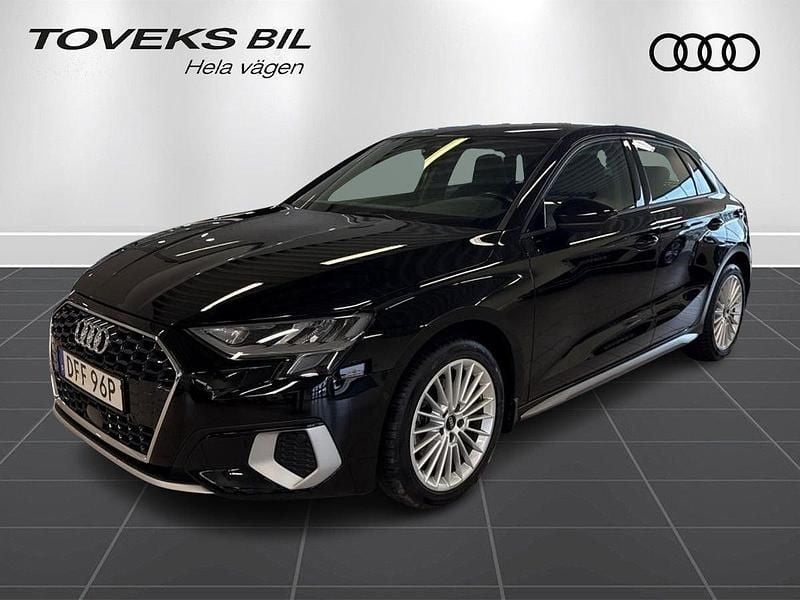 Svart (brilliantsvart) Begagnad 2023 Audi A3 Sportback Advanced Halvkombi | 244 900 kr (Marknadspris) - Bild 1/4
