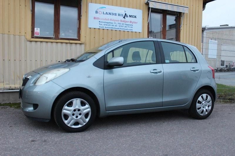 Grå Begagnad 2006 Toyota Yaris Halvkombi | 39 500 kr (Bra pris) - Bild 1/4