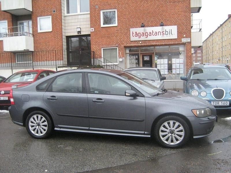 Grå/antracit metallic Begagnad 2006 Volvo S40 Kinetic Sedan | 22 000 kr (Bra pris) - Bild 1/4