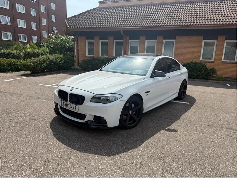 Vit Begagnad 2011 BMW 525 M Sport Sedan | 175 000 kr (Dyr) - Bild 1/4
