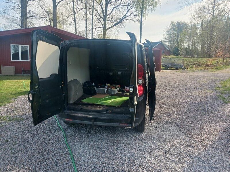 Svart Begagnad 2012 Opel Combo S Minibuss | 55 000 kr (Marknadspris) - Bild 1/2