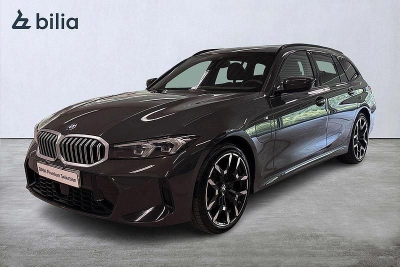 Grå Begagnad 2024 BMW 330e M Sport Kombi | 599 900 kr - Bild 1/4